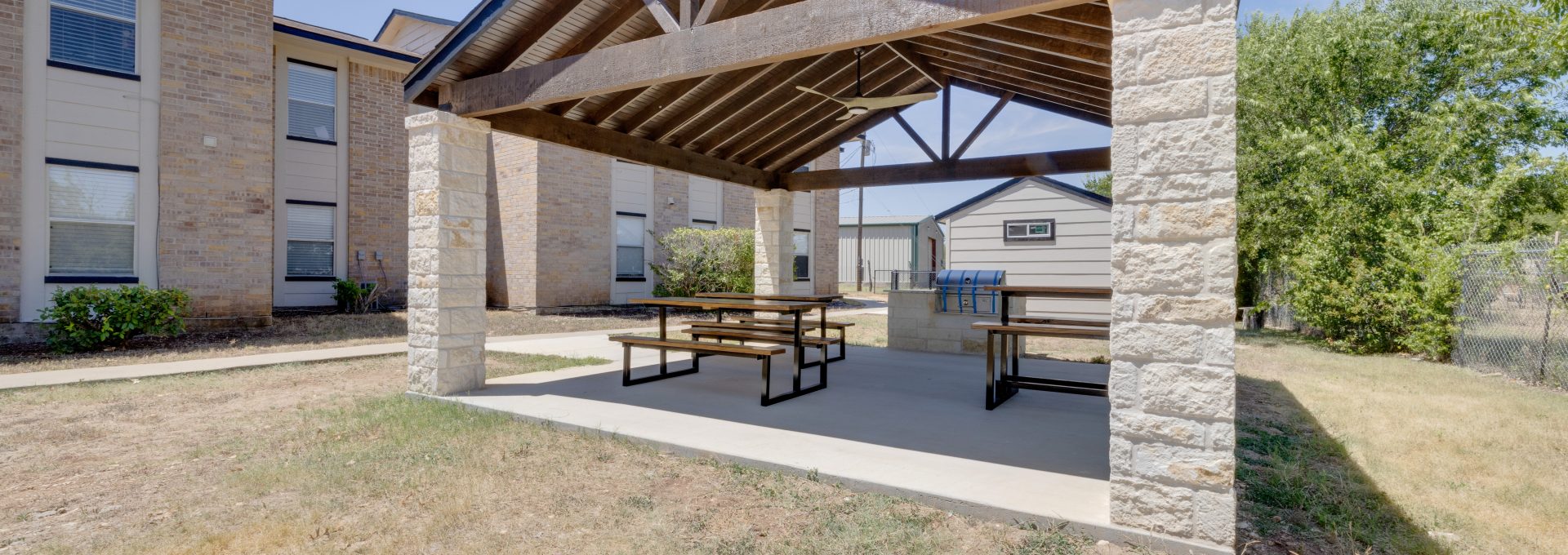 the picnic area at The Blanco Oaks Apartments